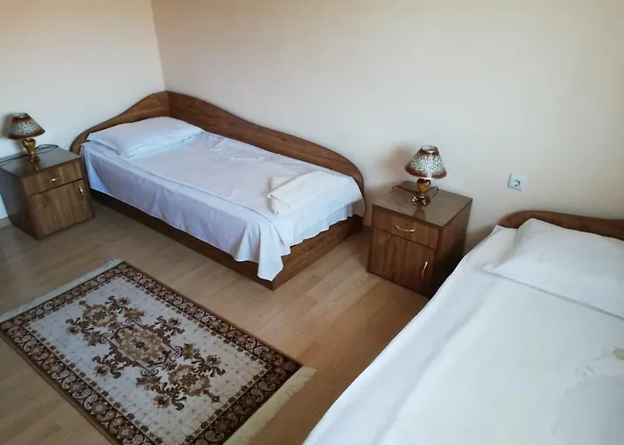 росен Nyaraló *