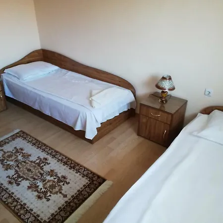 росен Nyaraló *